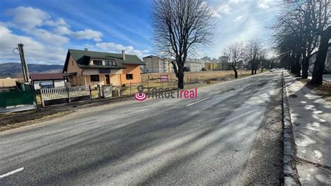 Fotografia ulice v centre Turčianskych Teplíc s obchodíkmi