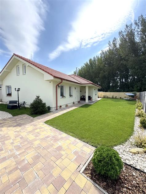 Usporiadaný rodinný dom s upravenou záhradou v tichej lokalite