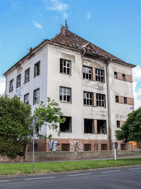 Opustená budova polikliniky na Žabotovej ulici