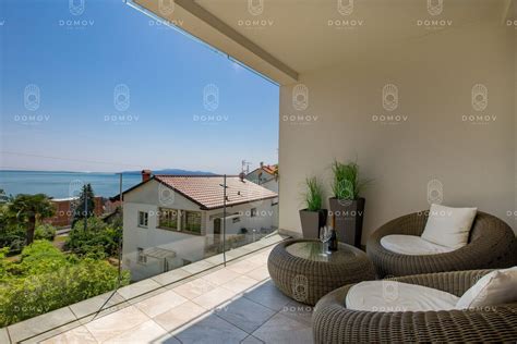 Fotografia z balkóna apartmánového domu Zefyros s výhľadom na more a pláž