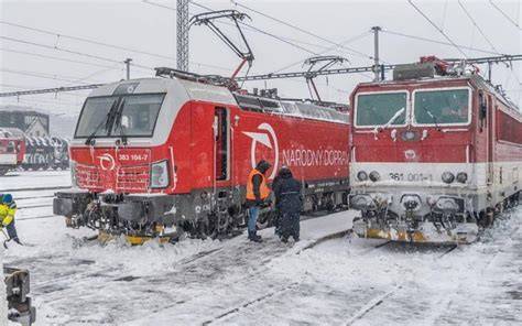 Vizualizácia trimodálneho dopravného uzla s loďami, vlakmi a kamiónmi