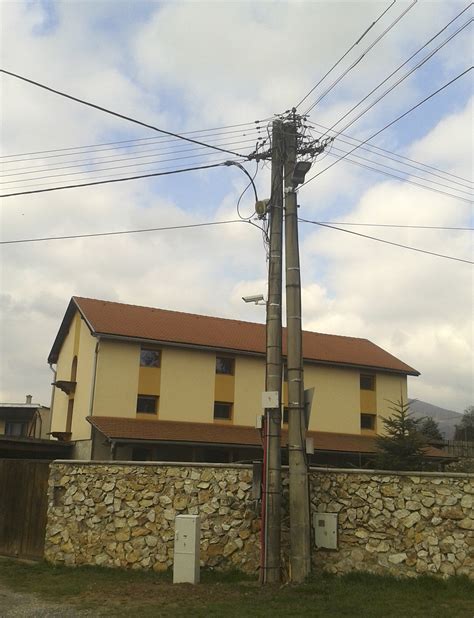 Diagram ukazujúci rozdiel medzi starým a novým typom verejného osvetlenia, s dôrazom na energetickú účinnosť a svetelný tok