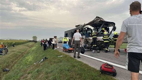 Ilustrácia cesty s dopravnou nehodou