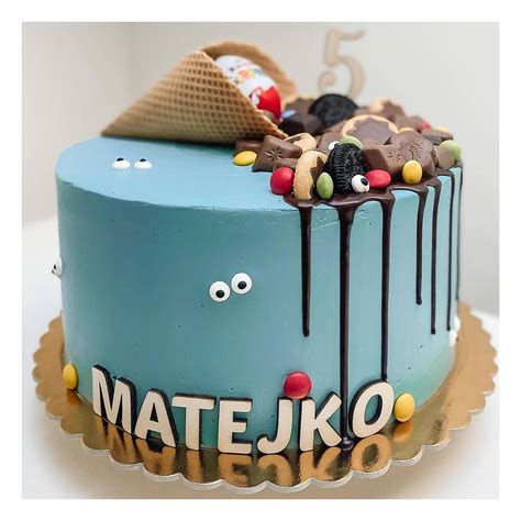 Ilustrácia znázorňujúca tortu rozdelenú na rôzne veľké kúsky, pričom každý kúsok symbolizuje podiel spoluvlastníka.