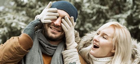 Ilustrácia znázorňujúca dve prepletené prstene symbolizujúce manželstvo a obklopujúce symbol majetku (dom, auto).