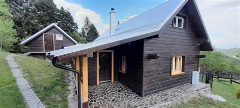 Fotografia chaty v lesnom prostredí