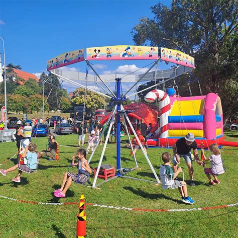 Detský drevený kolotoč s farebnými vozítkami