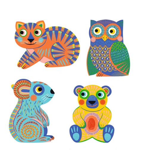 Detail ručne vyrezávaných zvieratiek na drevenom kolotoči