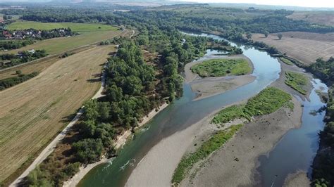 Rieka Váh s malou vodnou elektrárňou