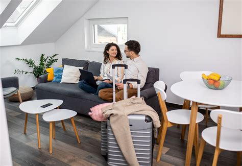 Infografika porovnávajúca nájom podľa Občianskeho zákonníka a zákona o krátkodobom nájme