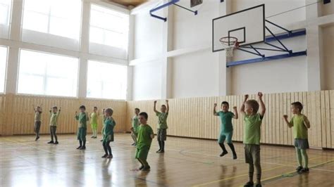 Školská telocvičňa s basketbalovým košom
