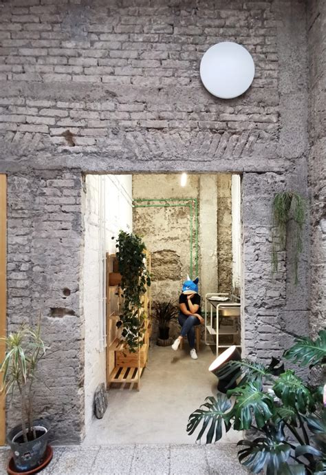 Interiér historického domu s odhalenými kamennými stenami