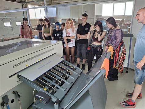 Študenti na hodine grafického dizajnu