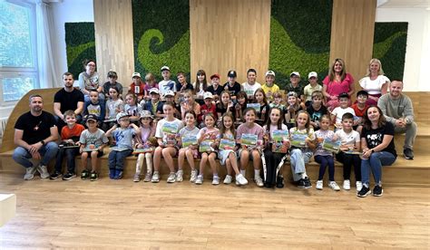 Ľudia podpisujú zmluvu