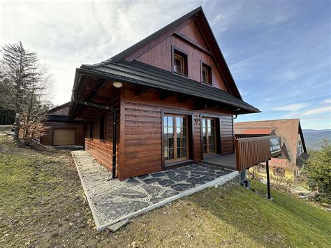 Exteriér chaty v Newport Beach s terasou a grilom