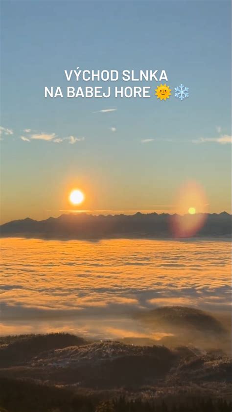 Novomanželia v svadobnom koči s výhľadom na Tatry