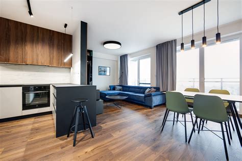 Interiér bytu s dôrazom na denné svetlo a priestrannosť