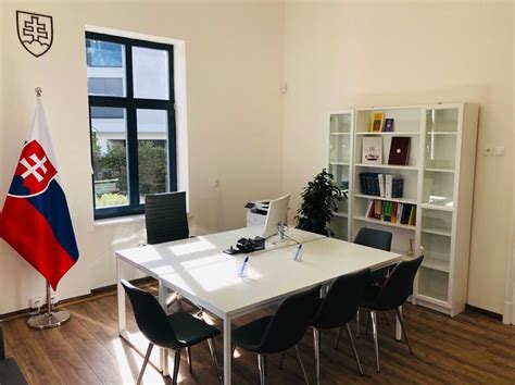 Fotografia notárskej kancelárie s notárom a manželmi pri podpisovaní dokumentov.