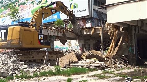 Demolácia starého Tesca v Banskej Bystrici