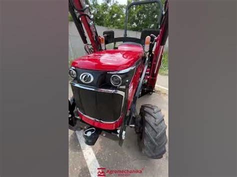 Malotraktor s čelným nakladačom na poli