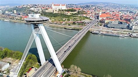 Bratislavský Starý most s električkou