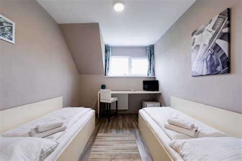 Ilustrácia interiéru ubytovne s viacerými posteľami