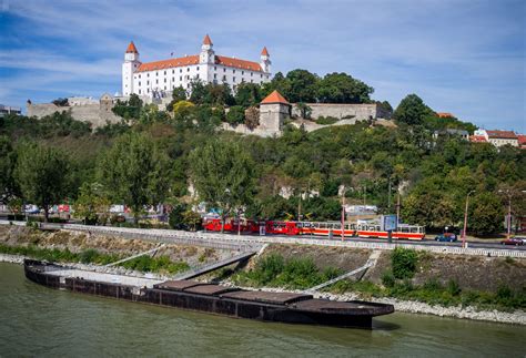 Panoramatický pohľad na Bratislavský hrad a okolie