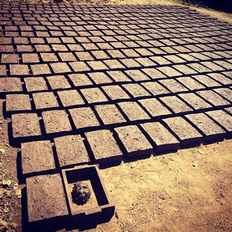 Ručné formovanie nepálených tehál