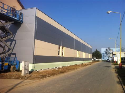 fasáda výrobnej haly s dynamickou farebnosťou