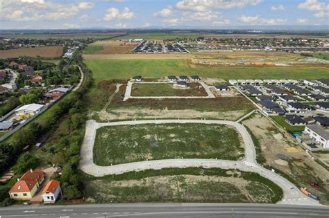 Vizualizácia slnečného stavebného pozemku s napojenými inžinierskymi sieťami