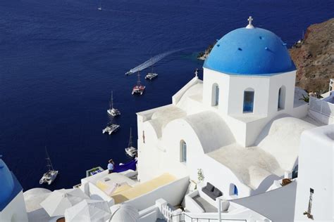 Typická biela dedinka na Santorini s modrými kupolami