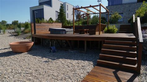 moderná drevená terasa s výhľadom