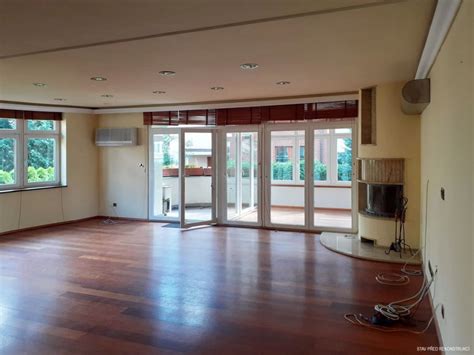 Pôvodný stav obývačky v paneláku pred rekonštrukciou