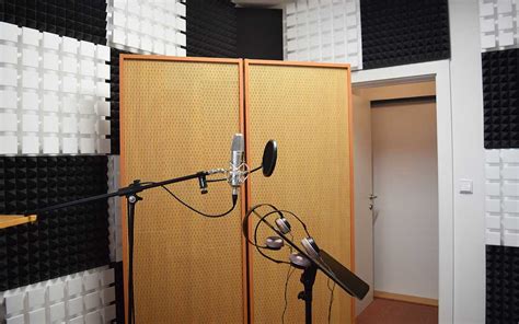 Ilustračná fotografia profesionálneho nahrávacieho štúdia s mikrofónmi a zvukovou izoláciou