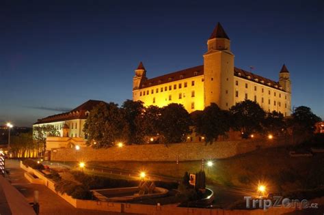Bratislavský hrad v noci s osvetlenou strechou