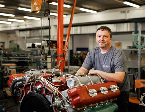 Profesionálny automechanik pracujúci na motore moderného automobilu