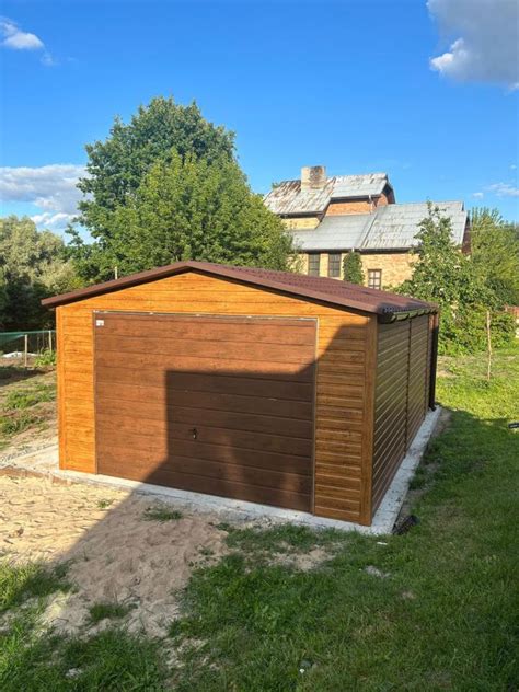 Moderná plechová garáž s dreveným dekorom