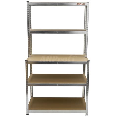 Interiér plechovej garáže s regálmi a pracovnou plochou