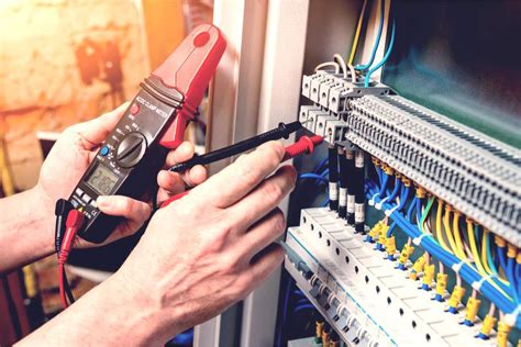 Elektrikár pri práci s elektroinštalačnou skriňou
