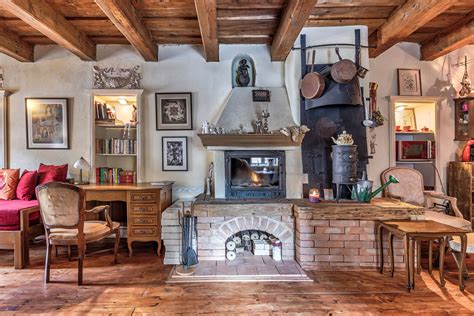 Interiér apartmánu s historickým nábytkom v kaštieli Palárikovo