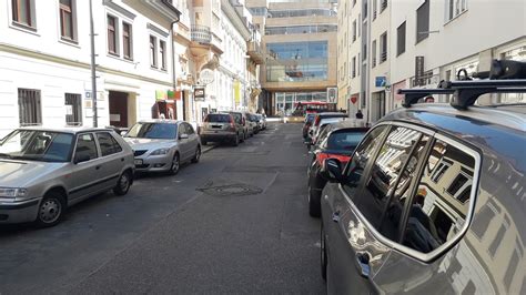 Ulica v Starom Meste s historickými budovami a kaviarňami