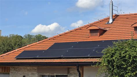 Solárne panely inštalované na streche modernej garáže
