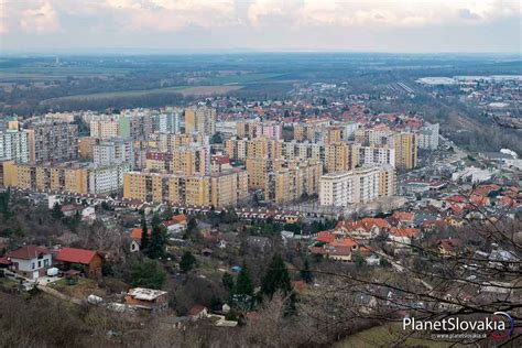 Panoramatický výhľad na Devínsku Novú Ves s Devínskou Kobylou v pozadí