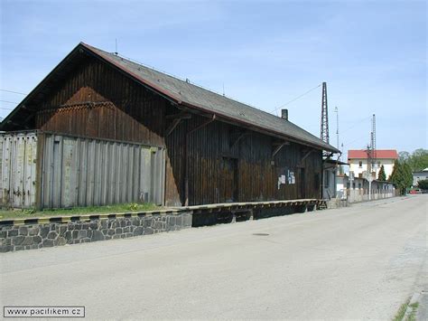 Stará industriálna budova s rampou