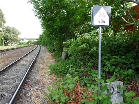 Železničná vlečka vedúca k starej industriálnej budove