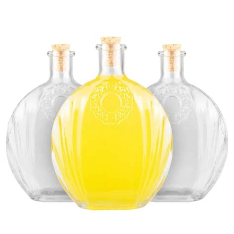 Sklenené fľaše s ginom v pivnici