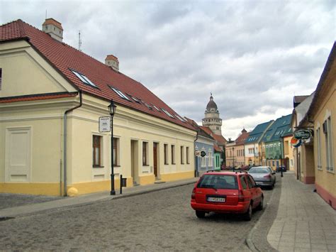 Ulica Potočná v Skalici s obchodnými priestormi