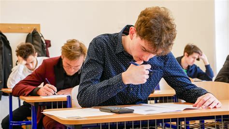 študenti čakajú na výsledky maturity