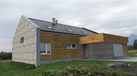 Moderný bungalov s fasádou z dreva a kameňa