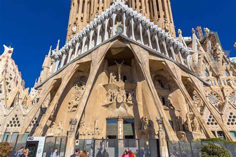 Detailné zábery na organické tvary Sagrada Familia